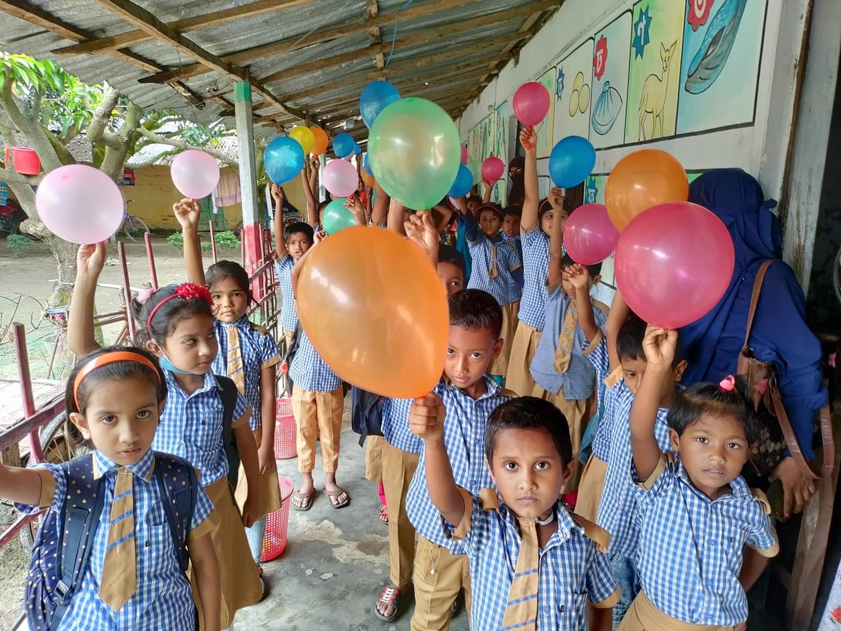 নওগাঁর সাপাহার স্কুল শিক্ষার্থীদের উদ্যোগে শিক্ষক দিবস উদযাপন
